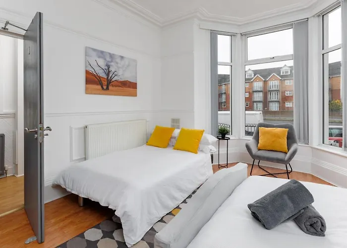 Flatzy - 6 Bed Oasis Close To Football Stadiums