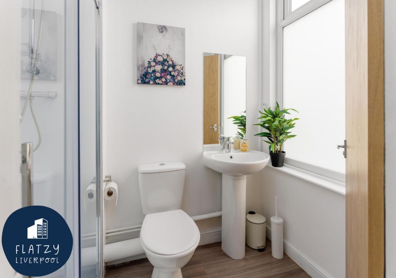 Flatzy - 6 Bed Oasis Close To Football Stadiums Holiday home *