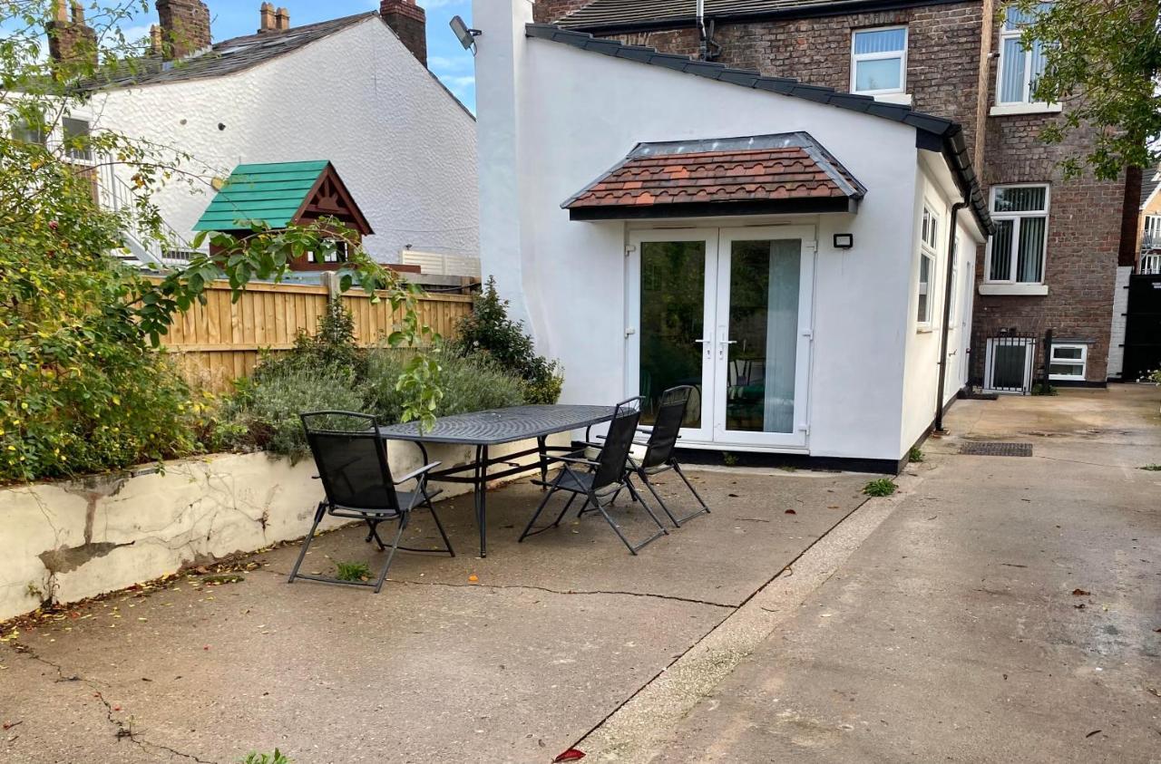 Flatzy - 6 Bed Oasis Close To Football Stadiums Holiday home *